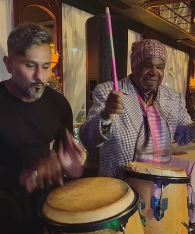 यो यो हनी सिंह 25 साल बाद कोंगो बजाकर बचपन की यादों में खो गए