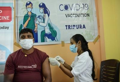 स्टडी के अनुसार, महिलाएं और बुजुर्गों में वैक्सीन लगवाने में हिचकिचाहट ज़्यादा होती है