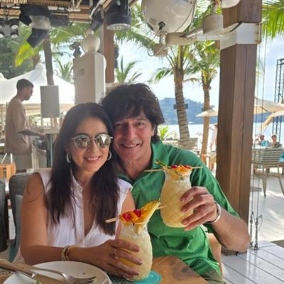 ਚੰਕੀ ਪਾਂਡੇ ਨੇ ਪਤਨੀ ਭਾਵਨਾ ਪਾਂਡੇ ਨੂੰ ਇੱਕ ਪਿਆਰੀ ਵਰ੍ਹੇਗੰਢ ਦੀ ਸ਼ੁਭਕਾਮਨਾ ਵਿੱਚ 'ਲਵ ਯੂ ਫਾਰਐਵਰ' ਕਿਹਾ