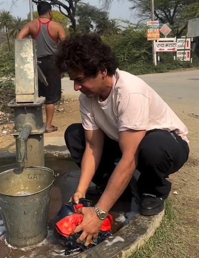 सुनील ग्रोवर देसी अंदाज में दिखे, हैंडपंप से कपड़े धोए