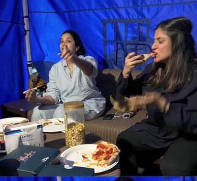 ਕਰੀਨਾ ਕਪੂਰ ਕਹਿੰਦੀ ਹੈ ਕਿ ਉਹ ਰੀਆ ਕਪੂਰ ਨੂੰ ਪੇਪਰੋਨੀ ਪੀਜ਼ਾ ਨਾਲੋਂ ਜ਼ਿਆਦਾ ਪਿਆਰ ਕਰਦੀ ਹੈ